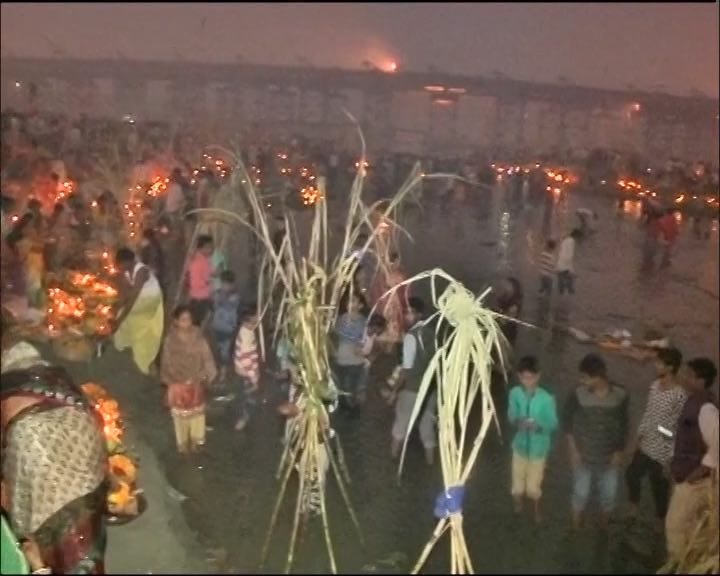 Devotees pay obeisance to Sun God on Chhath Devotees pay obeisance to Sun God on Chhath