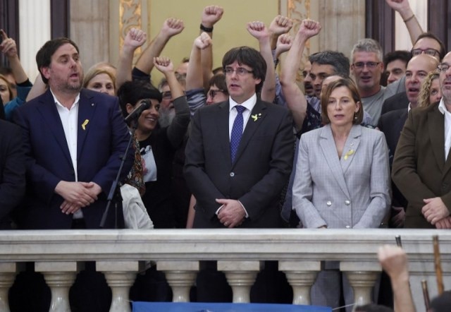 Catalan parliament votes to split from Spain Catalan parliament votes to split from Spain