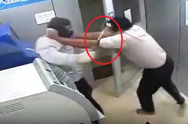 WATCH: Security guard foils ATM loot even after repeated ‘hammer attacks’ by robber WATCH: Security guard foils ATM loot even after repeated 'hammer attacks' by robber