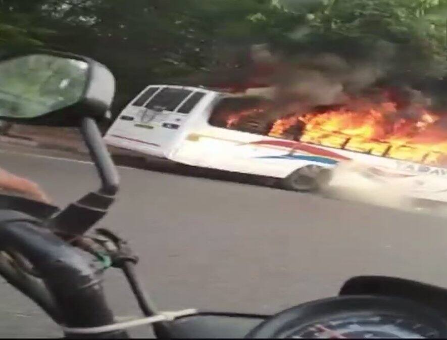 Delhi: Close shave for students as school bus catches fire Delhi: Close shave for students as school bus catches fire