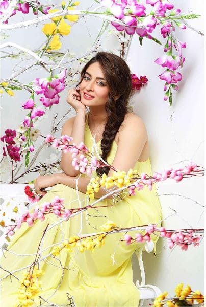 A fresh yellow dress and fresh flowers ! Mahhi totally slays in this costume. Image: instagram