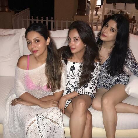 Shah Rukh Khan's wife Gauri Khan with her friends(Image- Instagram@seemakhan76)