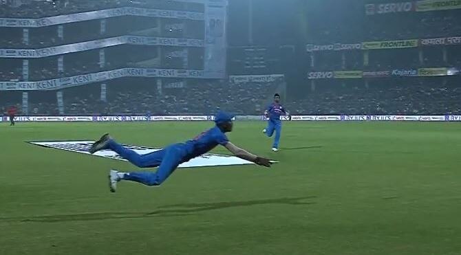 WATCH: Pandya's one handed catch surprises Dhoni, becomes talking point on Nehra's farewell WATCH: Pandya's one handed catch surprises Dhoni, becomes talking point on Nehra's farewell