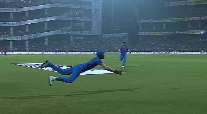 WATCH: Pandya's one handed catch surprises Dhoni, becomes talking point on Nehra's farewell WATCH: Pandya's one handed catch surprises Dhoni, becomes talking point on Nehra's farewell