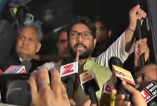 Gujarat Elections 2017: Jignesh Mevani meets Rahul Gandhi, hints at supporting Congress Gujarat elections: Jignesh Mevani meets Rahul Gandhi, hints at supporting Congress