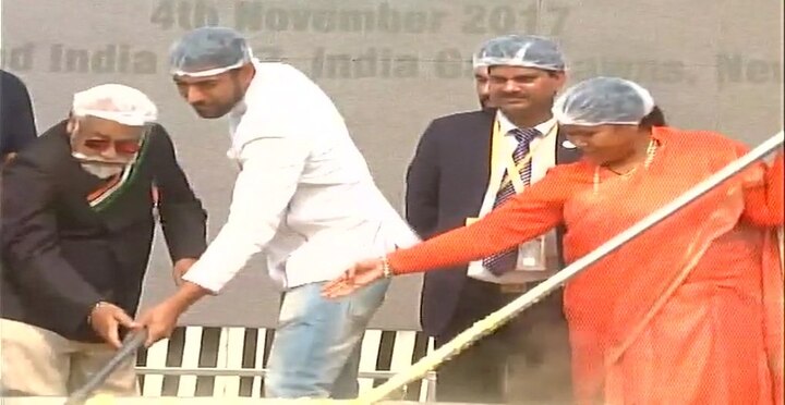 Union Minister Sadhvi Niranjan Jyoti prepares Khichdi at #WorldFoodIndia event Union Minister Sadhvi Niranjan Jyoti prepares Khichdi at World Food India event