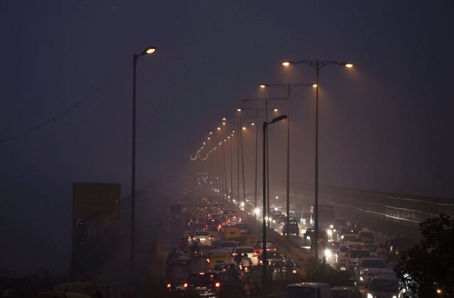Delhi Air Quality Remains Unchanged in 'Very Poor' Category, Likely to Worsen Over Next Two Days Delhi Air Quality: দূষণের গ্রাসে রাজধানী, বাতাসের মান আরও খারাপ হওয়ার আশঙ্কা