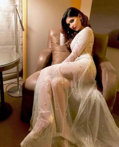 You can't take eyes off her/ Check out more pictures of the 'hot' actress: Image- Instagram @karishmasharma22