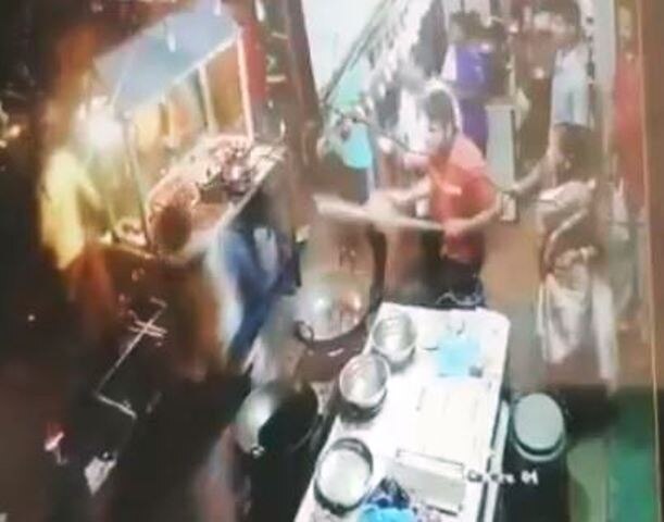 WATCH: Owner of roadside eatery throws hot oil on customer who complained about food served in Maharashtra’s Ulhasnagar WATCH: Owner of roadside eatery throws hot oil on customer who complained about food served in Maharashtra's Ulhasnagar