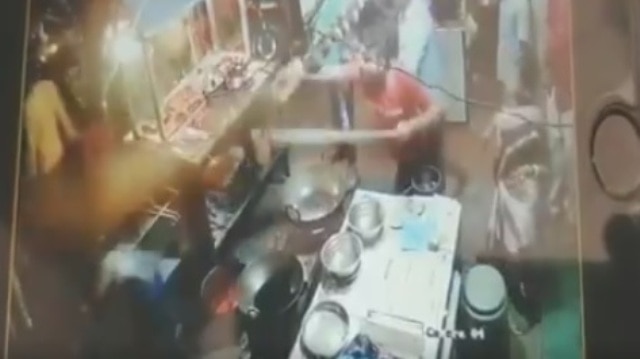 Maharashtra: Eatery owner throws hot oil on customer’s face Shocking video: Eatery owner throws hot oil on customer's face after argument