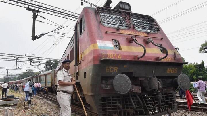 Cow vigilantes detain express train for 4 hours in Odisha Cow vigilantes detain express train for 4 hours in Odisha