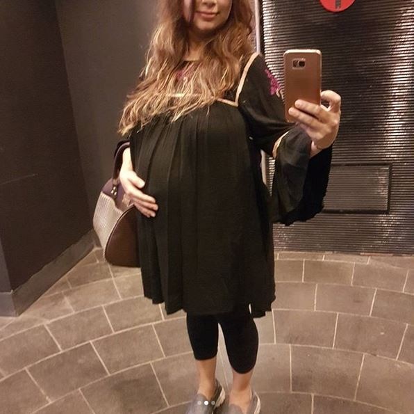 Wearing black outfit, Malini proudly clicked picture of her baby bump. (Image Courtesy - Instagram)