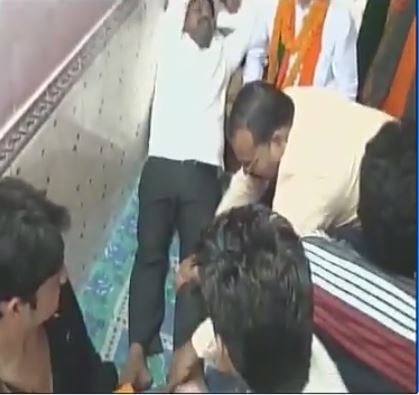 WATCH: WATCH: Yogi Adityanath’s cabinet Minister Nand Gopal ‘Nandi’ gets foot massage by BJP workers after local body polls campaigning, in Allahabad WATCH: Yogi Adityanath's minister Nand Gopal 'Nandi' gets foot massage by BJP workers in Allahabad