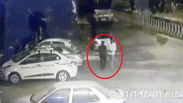 WATCH: 2 thieves effortlessly steal car in Delhi's Azadpur area WATCH: 2 thieves effortlessly steal car in Delhi’s Azadpur area