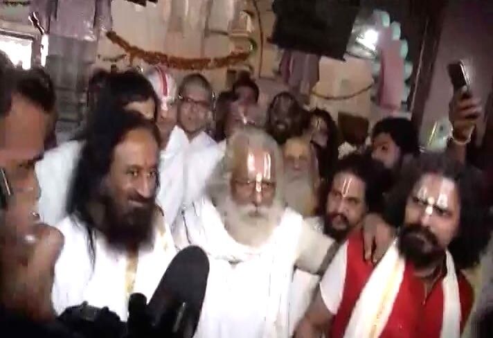 Ayodhya Dispute: All eyes on Sri Sri Ravi Shankar’s visit today Sri Sri Ravi Shankar visits disputed Ayodhya with his 'balanced take'