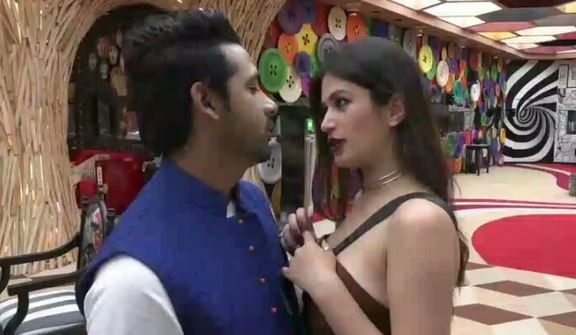 BIGG BOSS 11: SHOCKING! Bandagi Kalra was offered CONDOM ad BIGG BOSS 11: SHOCKING! Bandagi Kalra was offered CONDOM ad