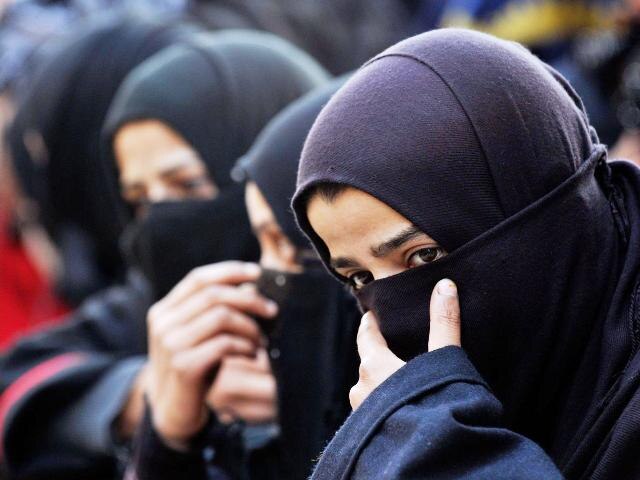 Burqa-clad Muslim women march in Mumbai for roll-back of Triple Talaq' Bill Burqa-clad Muslim women march in Mumbai for roll-back of Triple Talaq' Bill