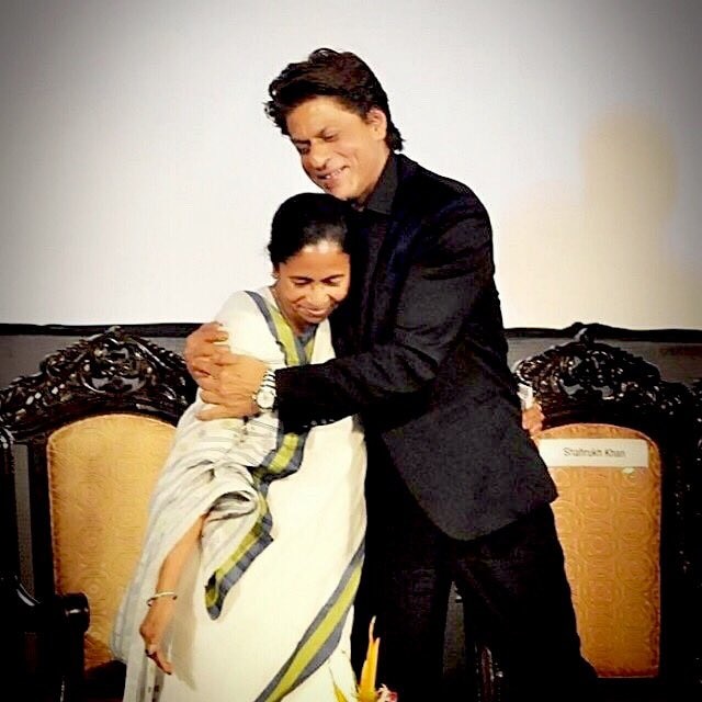 Here’s why Shah Rukh Khan touches feet of West Bengal CM Mamata Banerjee Here's why Shah Rukh Khan touches feet of West Bengal CM Mamata Banerjee