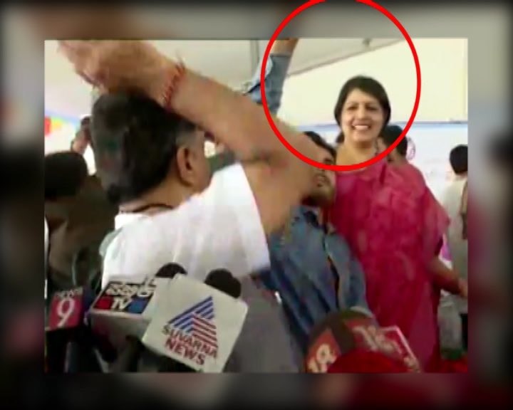 Karnataka minister DK Shivakumar hits man for t WATCH: Karnataka minister DK Shivakumar hits man for taking 'selfie'!