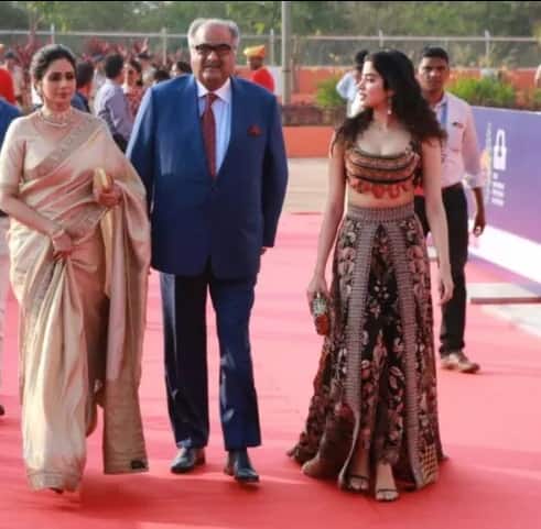 Jahnvi made heads turn when she walked with Sridevi and Boney Kapoor.  (Image- Manav Manglani)