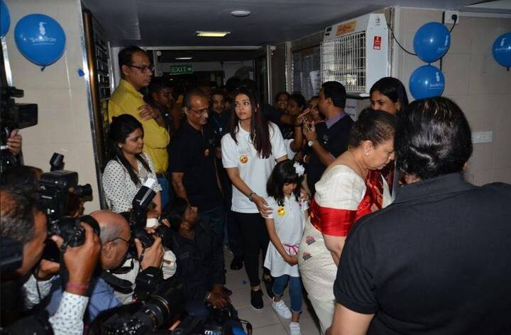 As always, the camerpersons followed Aishwarya there too. Aishwarya did seem a bit bugged by the presence of the shutterbugs at her charity event. / Image: Manav Manglani