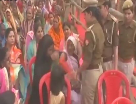 Shocking video: Woman asked by police to ‘remove burqa’ during CM Yogi Adityanath’s rally in Uttar Pradesh’s Ballia Shocking video: Woman asked by police to 'remove burqa' during CM Yogi Adityanath's rally in Uttar Pradesh's Ballia