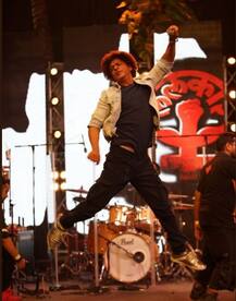 In Pics: Shah Rukh Khan enthralls audience at Farhan Akhtar\'s concert