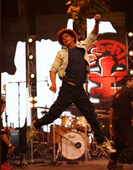 Bollywood actor Shah Rukh Khan proved that he is a true entertainer at Farhan Akhtar’s music concert “Lalkaar” in Mumbai. Image: Manav Manglani