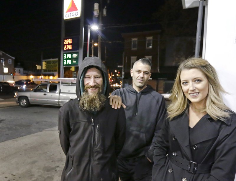 Woman raises over 0,000 for homeless man who once lent her  to fill gas in her car