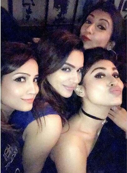In Pics Aashka Goradia S Bachelorette Party With Mouni
