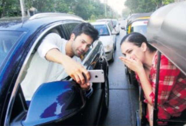Varun Dhawan gets a warning from Mumbai Police for selfie from his car Mumbai Police gives a stern warning to Varun Dhawan for taking 'adventurous' selfie in traffic