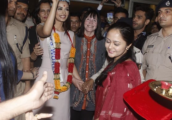 Manushi received grand welcome when she landed at airport. (Picture- Manav Manglani)