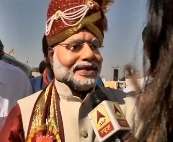 Watch: When two Modis arrived in the same rally in Bhuj, Gujarat Watch: When two 'Modis' arrive in the same rally in Bhuj, Gujarat