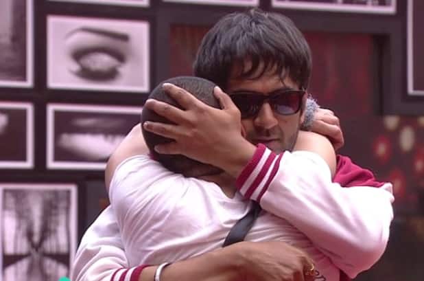 Hina Khan tries to mend their friendship and let them both together for dialogue. Priyank forcefully hugs Vikas and bursts into tears. Bigg Boss 11 contestants Priyanka Sharma and Vikas Gupta/Image- Voot