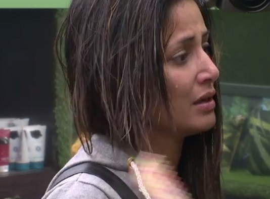 Bigg Boss 11: Hina Khan CRIES her HEART out as Bandgi Kalra CHOPS OFF her hair
