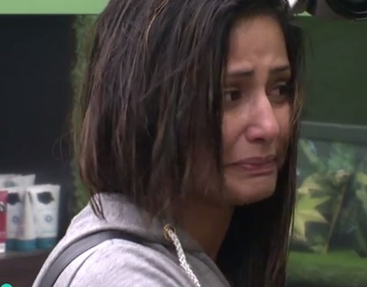 Bigg Boss 11: Hina Khan CRIES her HEART out as Bandgi Kalra CHOPS OFF her hair Bigg Boss 11: Hina Khan CRIES her HEART out as Bandgi Kalra CHOPS OFF her hair