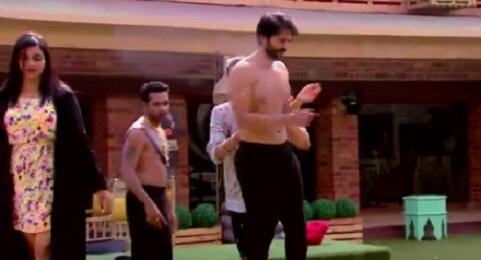 Bigg Boss 11: Arshi Khan gets TOUCHY with Hiten Tejwani Bigg Boss 11: Arshi Khan gets TOUCHY with Hiten Tejwani