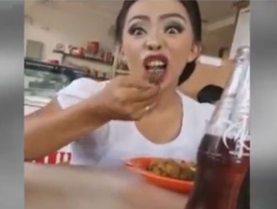 WATCH: Woman Eats In A Scary Way To Save Her Lipstick! WATCH: Woman Eats In A Scary Way To Save Her Lipstick!