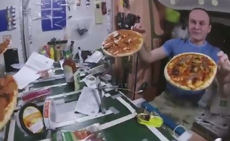 Awesome Video: Watch When NASA Crew Enjoyed Pizza In Space Awesome Video: Watch When NASA Crew Enjoyed Pizza In Space
