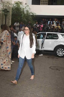 In Pics: The Kapoors get together for this GRAND family photo at Shashi Kapoor\'s prayer meet