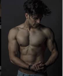 BIGG BOSS 11: WHAT !  HOTTIE Priyank Sharma was once a GEEK! 