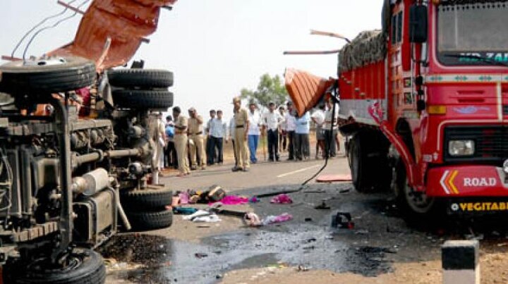 Bengal: Two nurses killed as truck rams into ambulance West Bengal: Two nurses killed as truck rams into ambulance