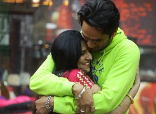 Bigg Boss 11: Vikas Gupta and his mother share HEARTBREAKING moment Bigg Boss 11: Vikas Gupta and his mother share HEARTBREAKING moment