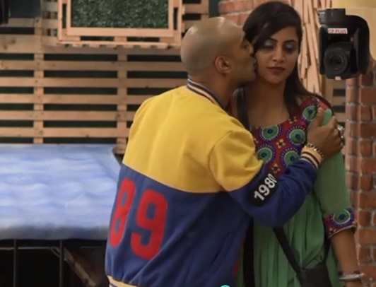 Bigg Boss 11: Akash Dadlani PLANTS KISSES on Arshi Khan Bigg Boss 11: Akash Dadlani PLANTS KISSES on Arshi Khan