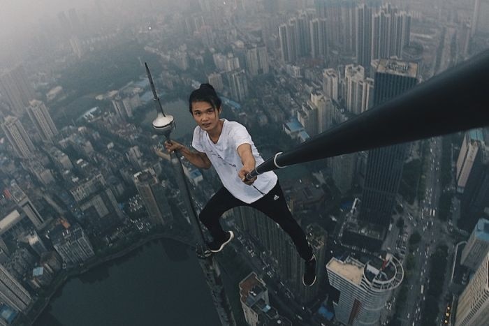 Graphic Video: Chinese rooftopper dies as she falls from 62-storey skyscraper Chinese 'rooftopper' falls to his death from 62-storey tower after stunt goes wrong