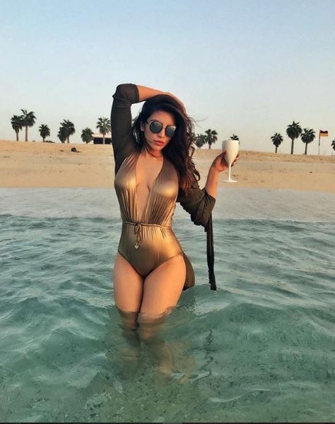 Beach Bold Pics: shama sikander wear bikini and flirt with husband at an age of 40 40ની ઉંમરે એક્ટ્રેસનો બૉલ્ડ અવતાર, પતિ સાથે માલદીવના દરિયા કિનારેથી શેર કરી તસવીરો