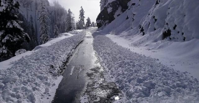 Kashmir Valley freezes at sub-zero temperatures Kashmir Valley freezes at sub-zero temperatures