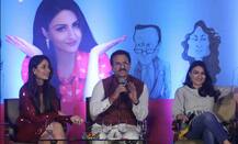 WOW ! Bollywood actress Kareena Kapoor Khan DAZZLES at Soha Ali Khan\'s BOOK LAUNCH 