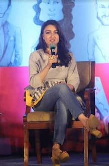 WOW ! Bollywood actress Kareena Kapoor Khan DAZZLES at Soha Ali Khan\'s BOOK LAUNCH 