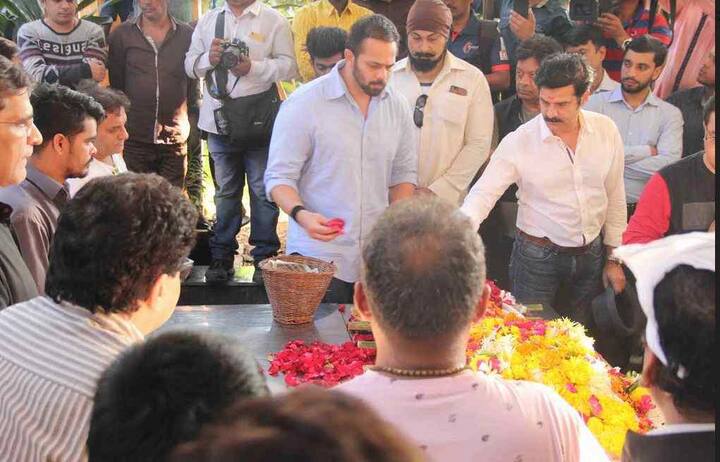 Filmmaker Rohit Shetty offering prayers at the final rites of the director. Image: Manav Manglani 